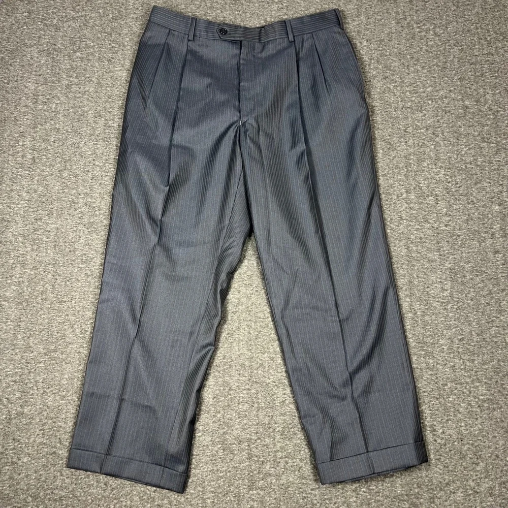 Jos A Bank 2 Piece Suit Mens 44S Pleated Pants 34x29 Grey Silk Blend Pinstripe